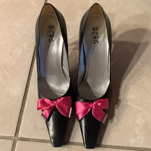 Black leather BCBG high heels shoes, with hot pink satin bow. - Picture 3 of 4